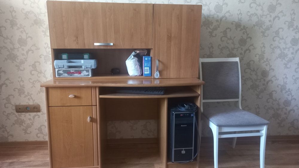 Письменный стол с выдвижной полкой для клавиатуры, с навесной полкой