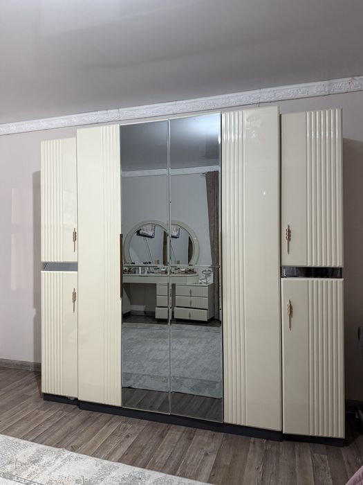 Продам спальный гарнитур в отличном состоянии .