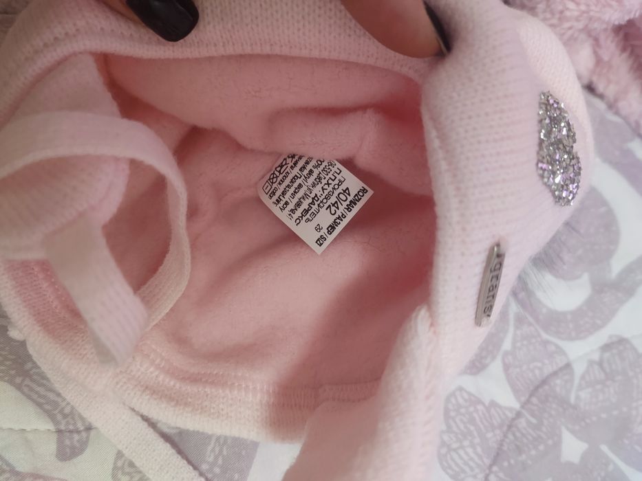 Шапка с помпони от изкуствен косъм и шалче