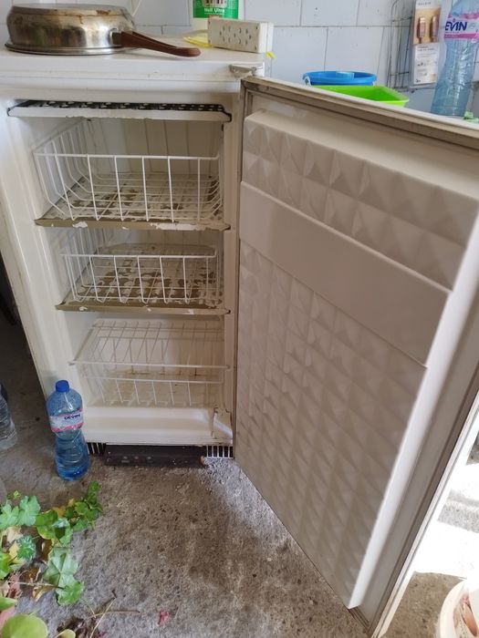 Продавам фризер работещ