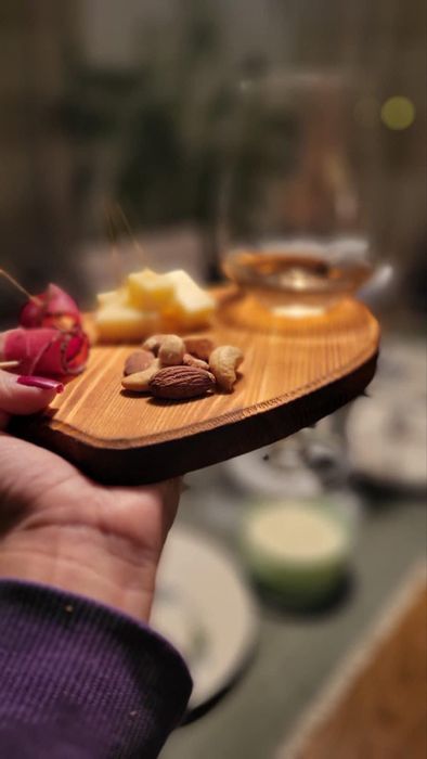 Поднос за чаша вино и мезе