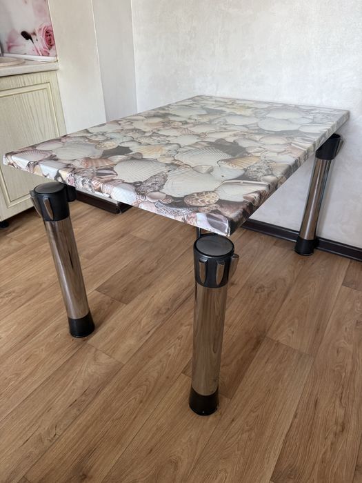 Продаю стол кухонный