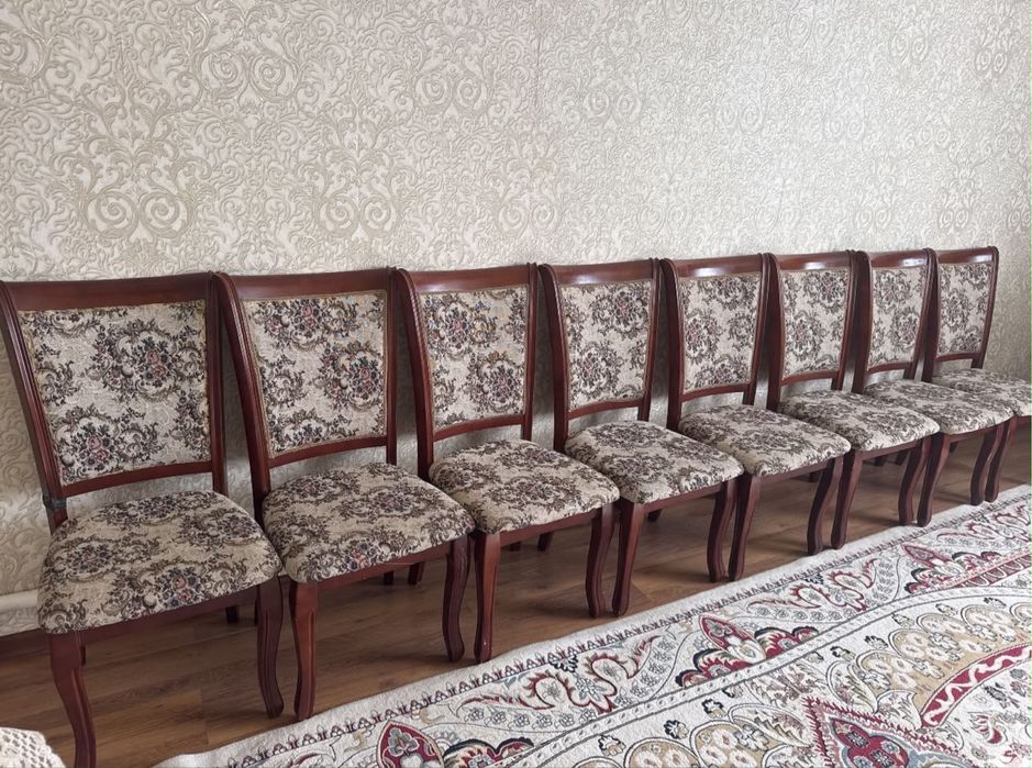 Стол со стульями для гостинной