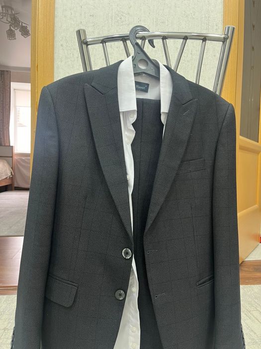 Продам мужские костюм