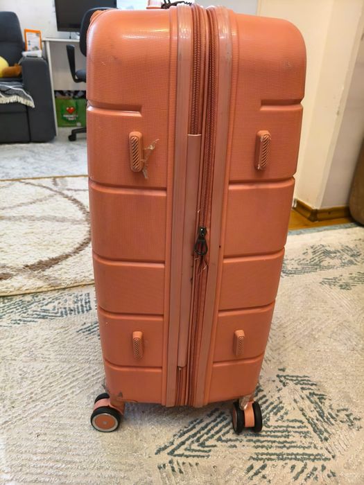 Продам пластиковый чемодан