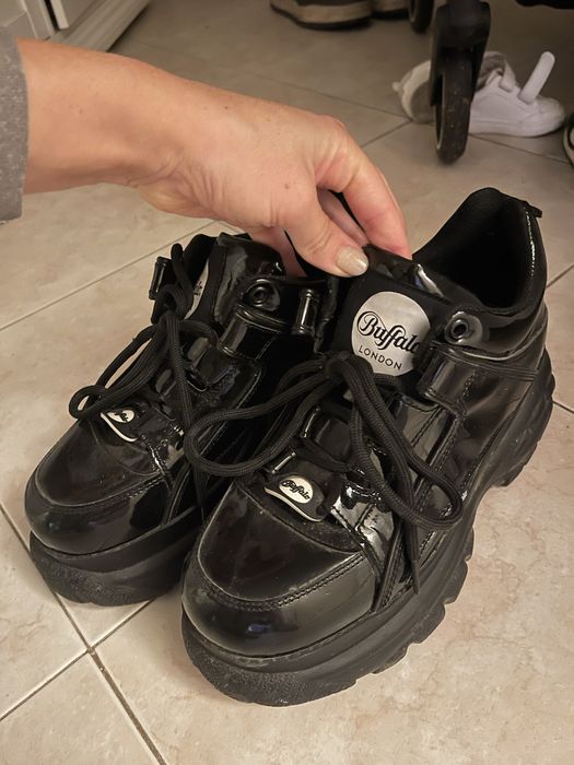 Buffalo черни лачени