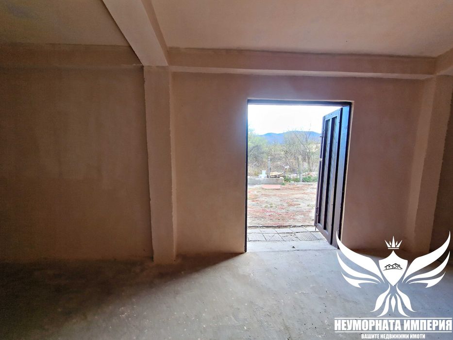 Продавам склад/селскостопанска сграда 166РЗП и земя 310кв в с.Червен