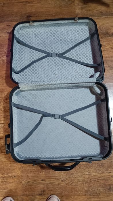 Пътнически куфар среден размер с колелца