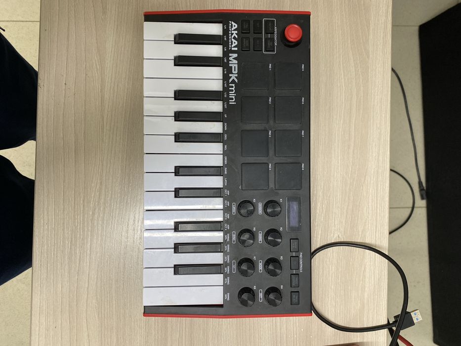 Миди Клавиатура AKAI Mpk mini play