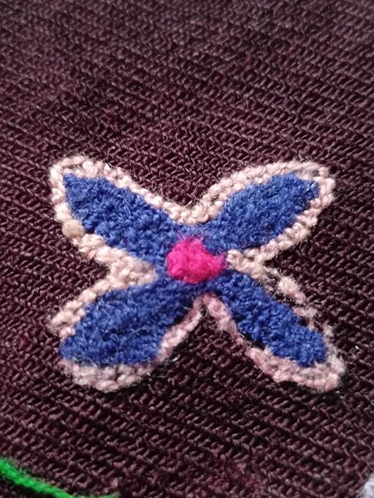 Автентична престилка с флорални мотиви