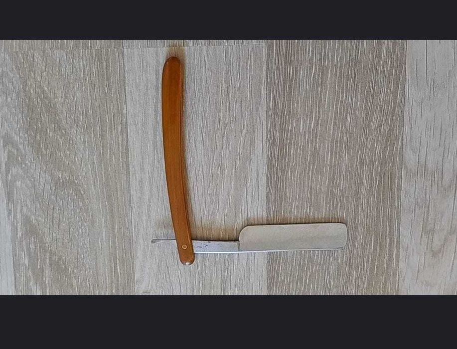 Briciuri Barber Razor no. 66 și cu mâner de lemn