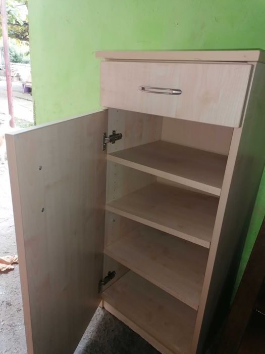Comoda cu rafturi