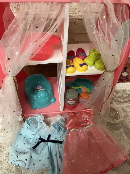 Papusa care vorbeste cu toate accesoriile si casuta ca