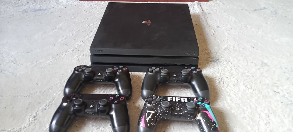 Playstation 4pro 1tb holati ideal