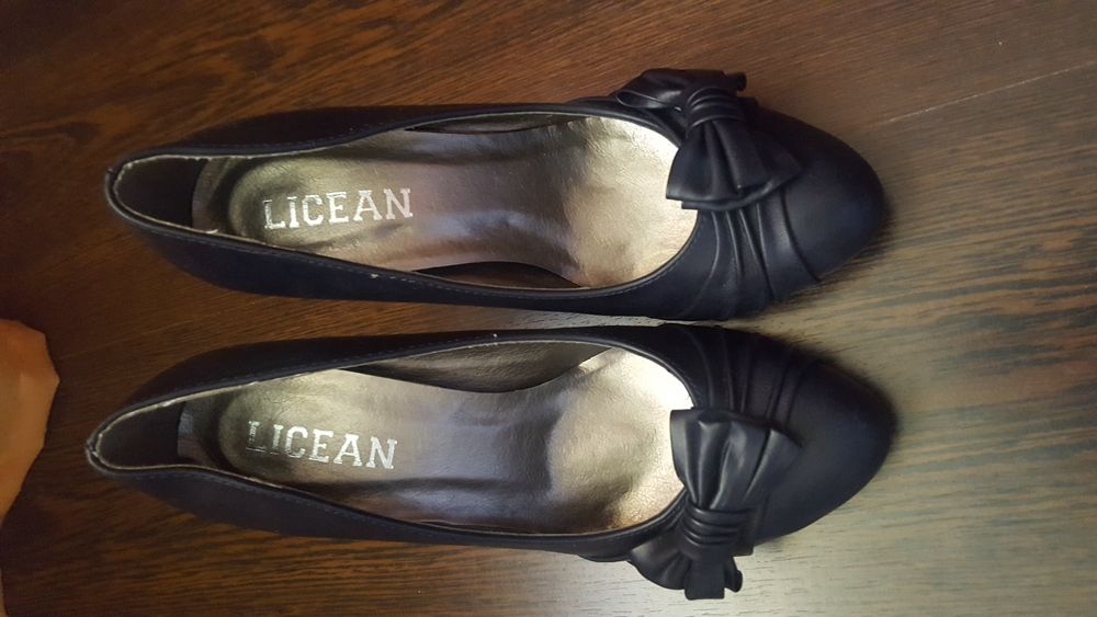 Pantofi bleumarin cu toc cui, noi