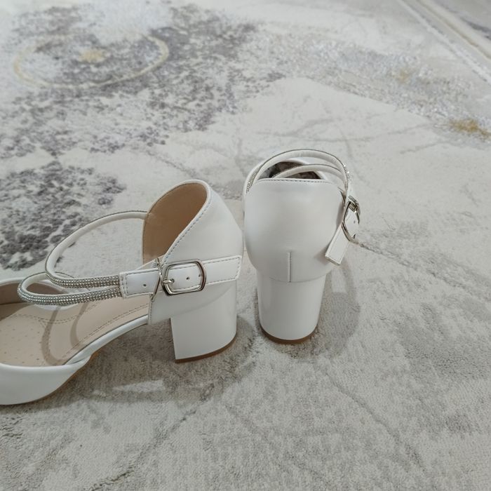 Продам белый туфли