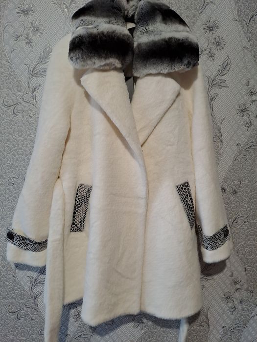 Срочно продам. Әйелдің сыртқы киімі.