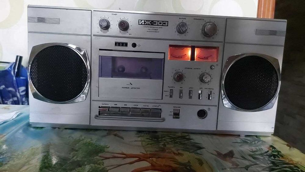 Продаётся магнитофон советский модель.Иж 303.