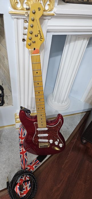 Электрогитара фирмы Fender.