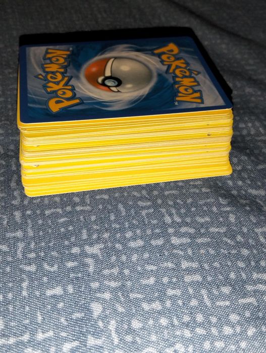 Vând 47 cartonașe Pokemon misterioase include unele cărți mai valoroase de 5 lei