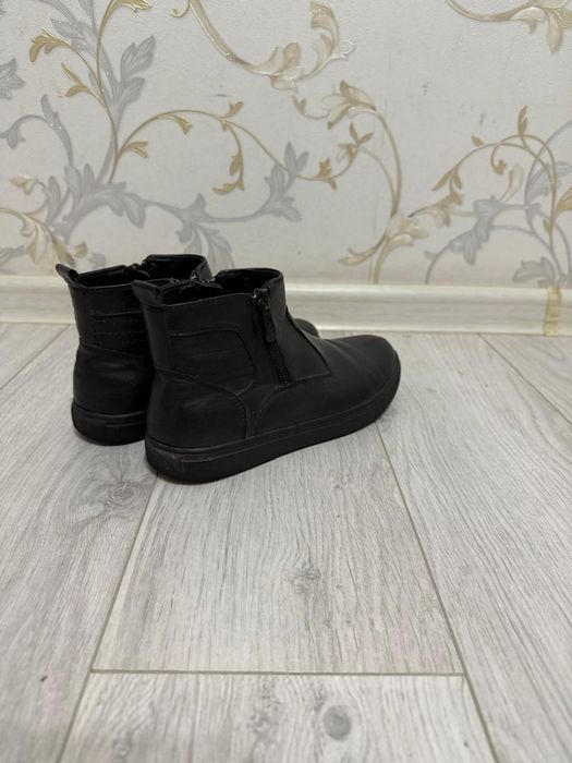 Подростковые ботинки