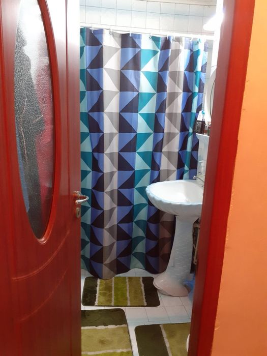 Închiriez apartament .