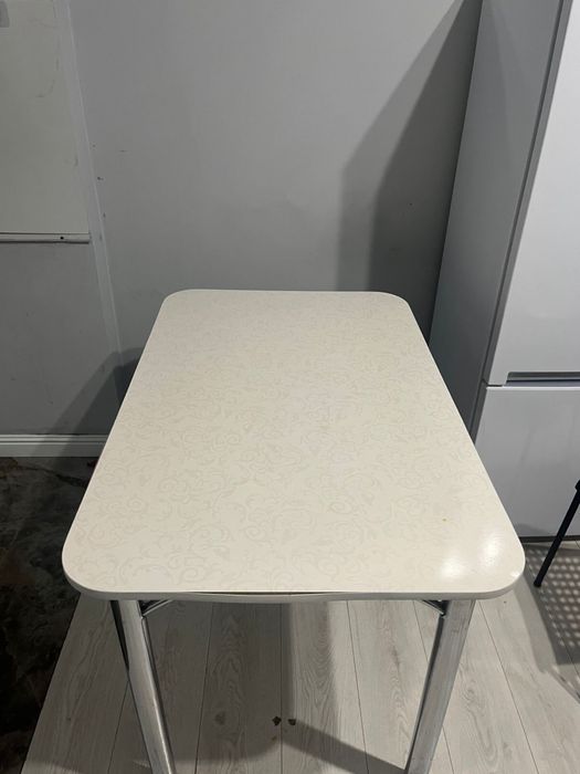 Стол со стульями