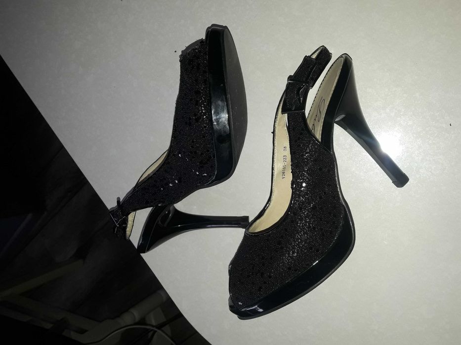 Продам       босоножки     черные 37 р.р.