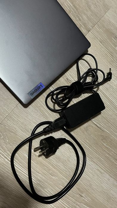 Laptop Lenovo IdeaPad Slim 3 15IAH8 | i5-12450H, 8GB, 512GB SSD, Win 11 Licențiat + Ghiozdan ca