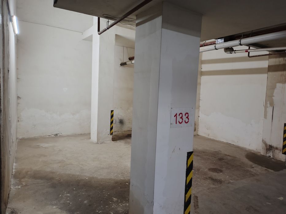 Большой отделённый паркинг.