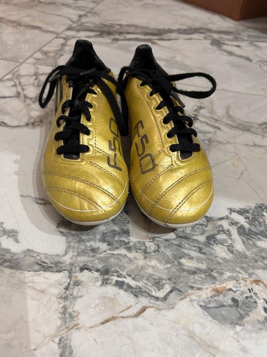 Бутони маратонки за футбол Адидас