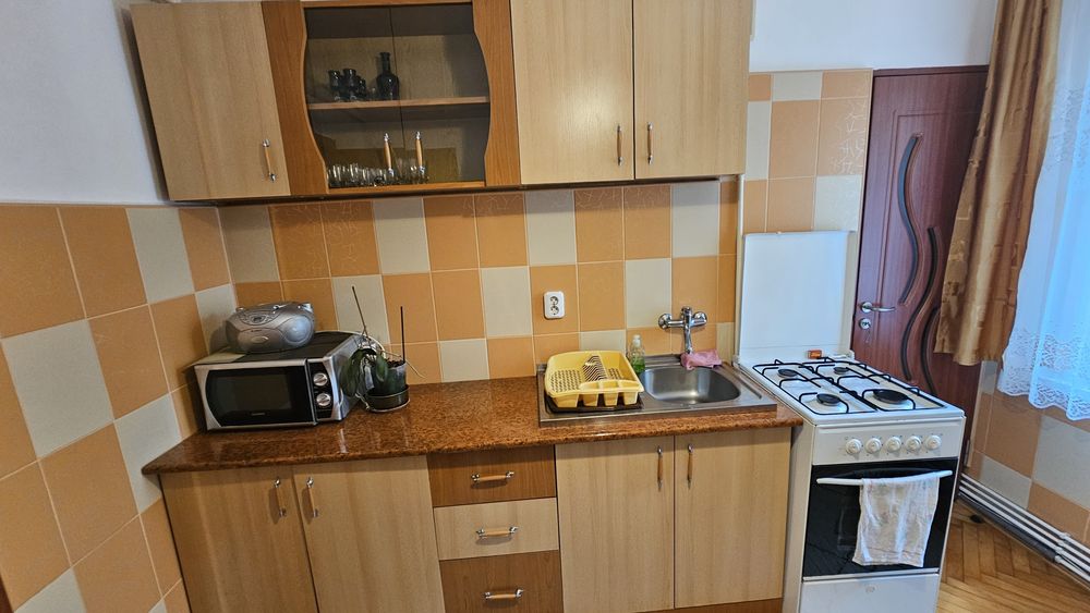 Inchiriez apartament 2 camere Unirii  etajul 1 -  270 euro