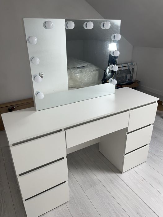 Козметична тоалетка с холивудско огледало