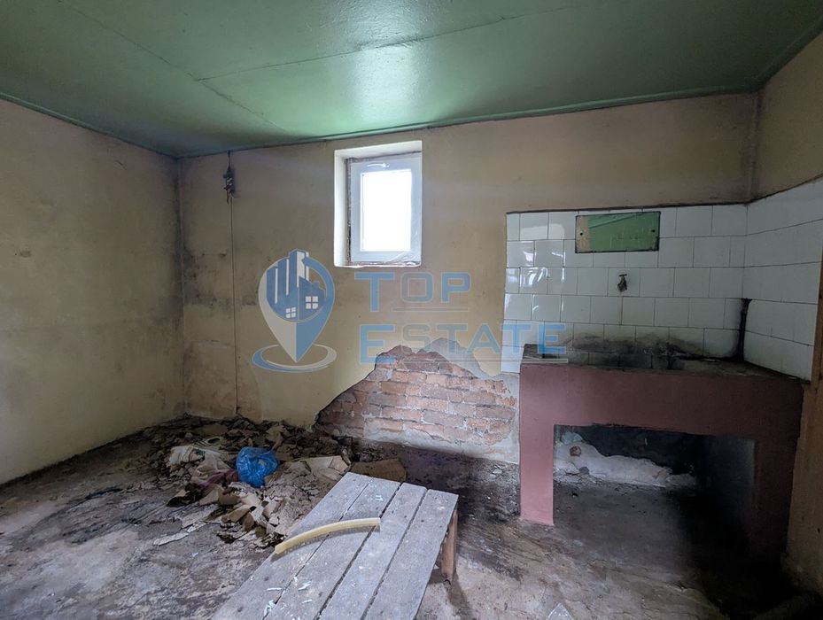 Тухлена къща с голям двор и кладенец в село Караисен, община Павликен