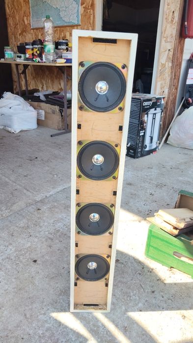 Boxe înalte cu 4 difuzoare
