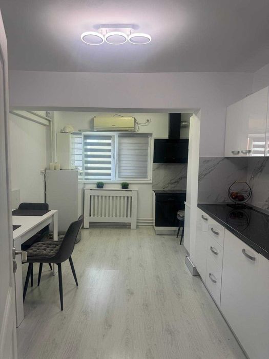 Proprietar, vând apartament cu două camere, decomandat, suprafață 67 mp utili, zona Unirii Nord, bloc C2, la ga magazinul Triton, etaj 7/10,
