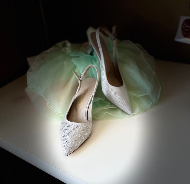 Официални обувки със сребърни камъни