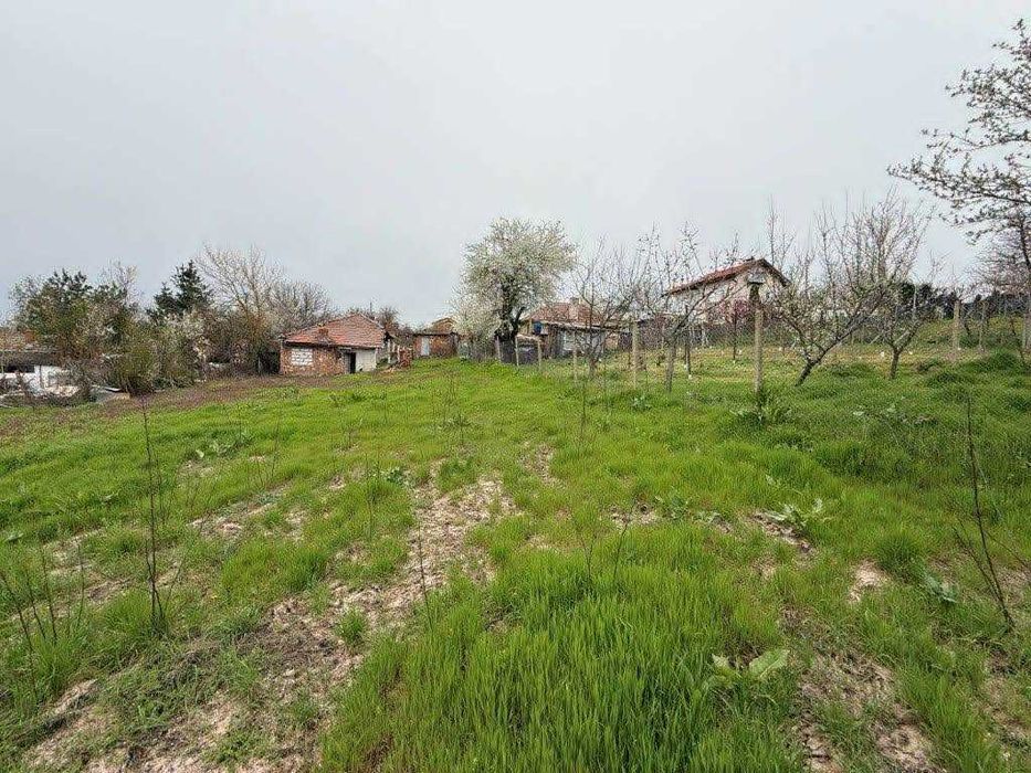 Продавам имот със сграда,гараж и парцел в с.Червена вода област Русе