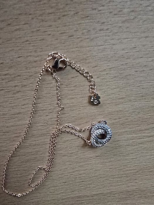 Colier Dextera
Cercuri întrepătrunse, Alb, Placat cu nuanță roz-aurie