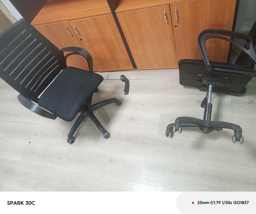 Офисное кресло 2шт. Сломаны у обеих нижние части.