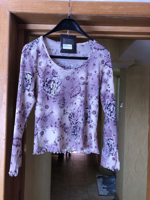 Bluzița fina pe fond roz-mov cu floricele