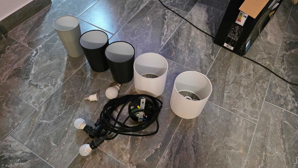 Lustra tavan cu 5 abajururi cu firee lungi, diverse pozitii poze reale