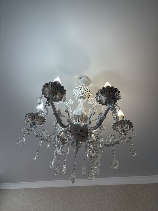 Продам люстру 6-тирожковую