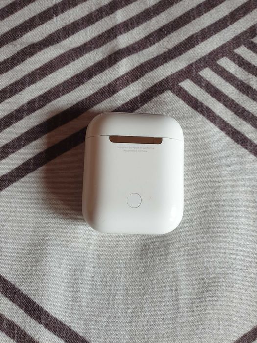 Продам оригинальный кейс от airpods 2.1