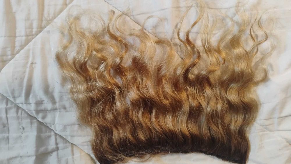 Продавам естествено къдрава коса.