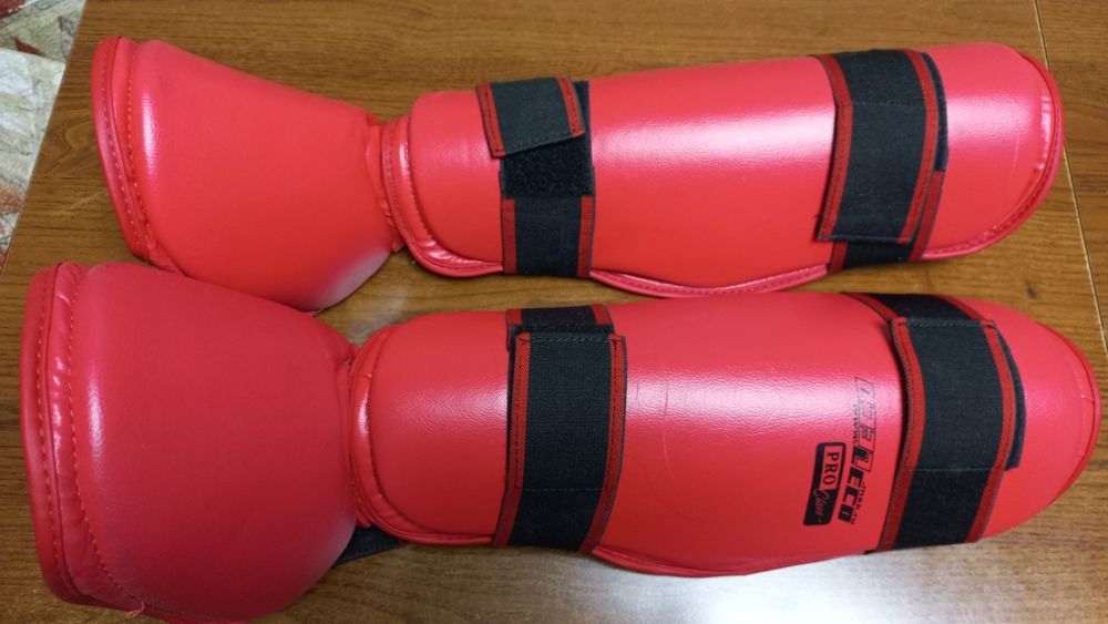 Продам шлем, перчатки и наколенники