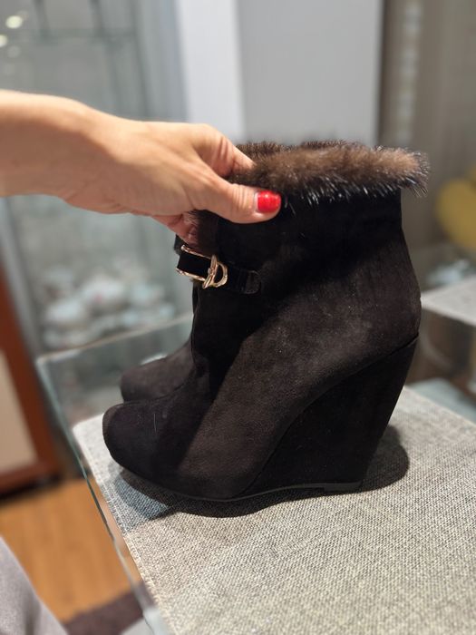 Боти от естествен велур с косъм от норка.