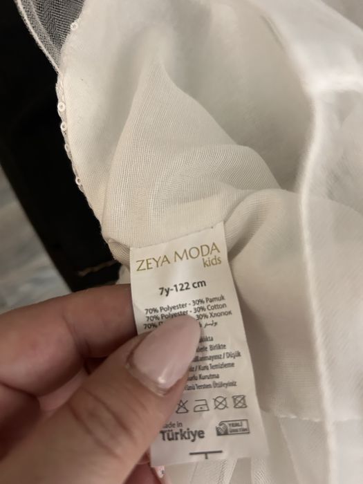 Бяла рокля с аксесоари към нея