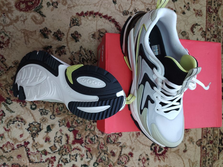 Продам кроссовки Xtep