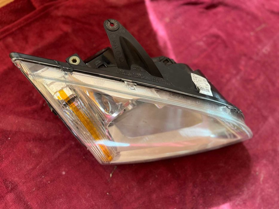 Far dreapta - Ford Focus II de Anglia